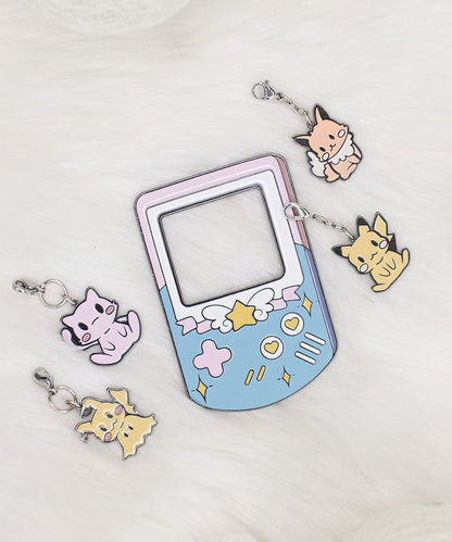 CONJUNTO TREINADOR POKEMON - PIN + 4 PINGENTES + BASE